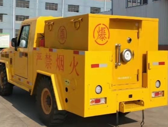 白马井镇凯龙爆破器材运输车：保障爆破任务的安全运行